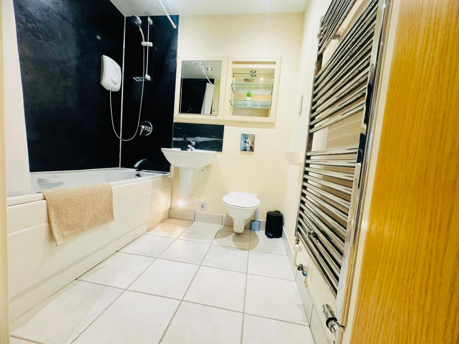 Modern 2Bed 2Bath Apartment Canary Wharf - Upto 5 Person London Kültér fotó