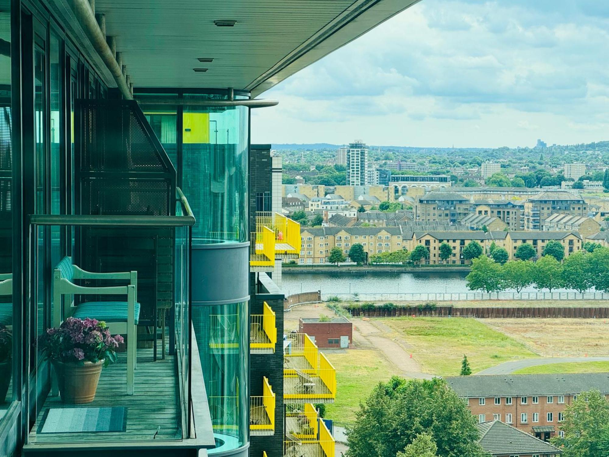Modern 2Bed 2Bath Apartment Canary Wharf - Upto 5 Person London Kültér fotó