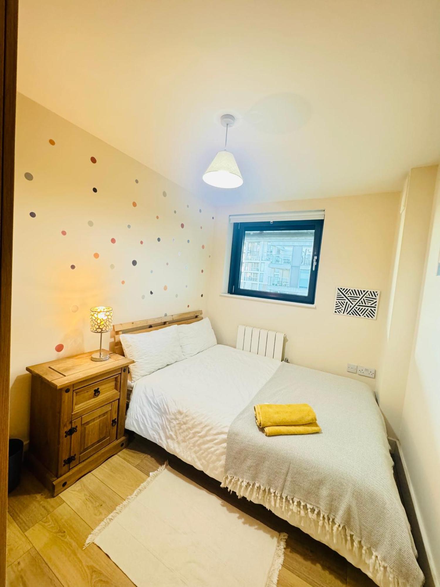 Modern 2Bed 2Bath Apartment Canary Wharf - Upto 5 Person London Kültér fotó
