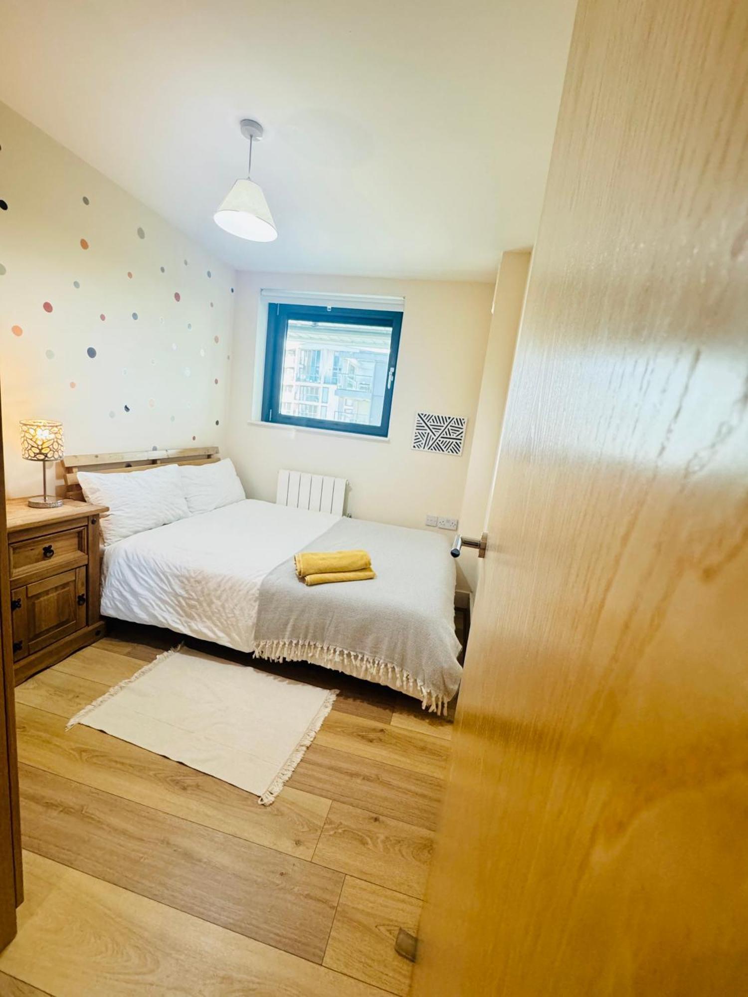 Modern 2Bed 2Bath Apartment Canary Wharf - Upto 5 Person London Kültér fotó